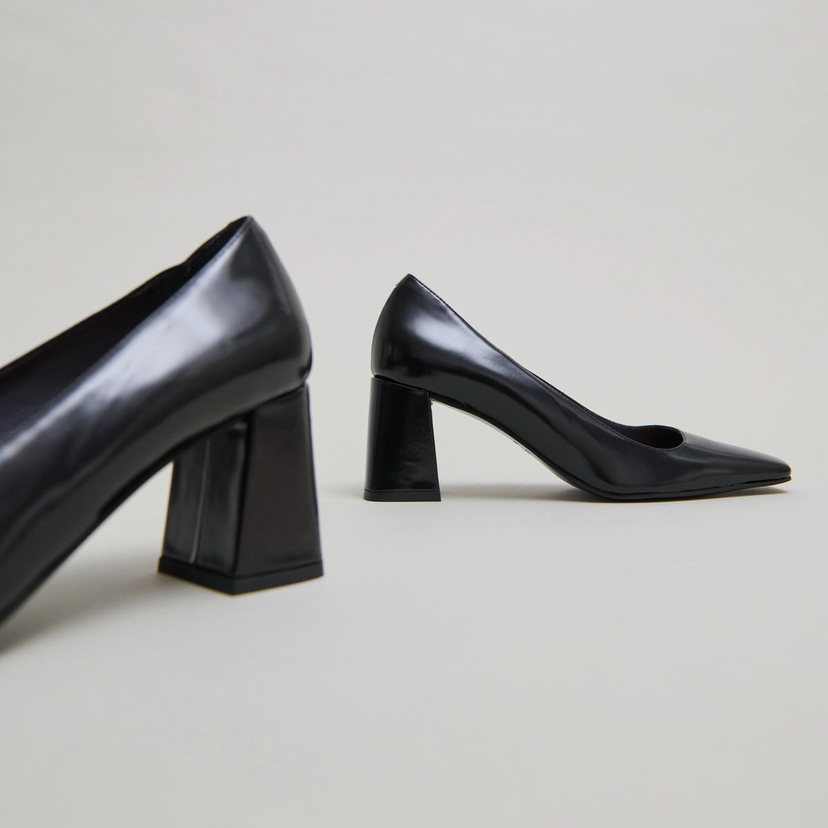 Escarpins à larges talons en cuir glacé noir | DODEME | Jonak