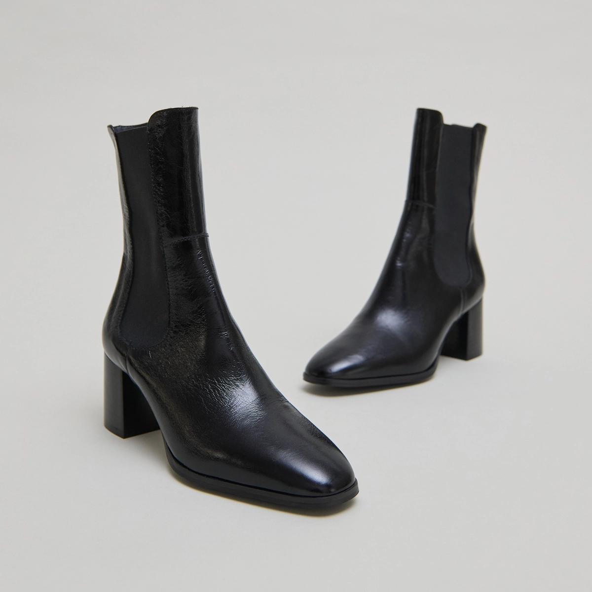 Bottines à élastiques en cuir brillant noir | DUCHA | Jonak