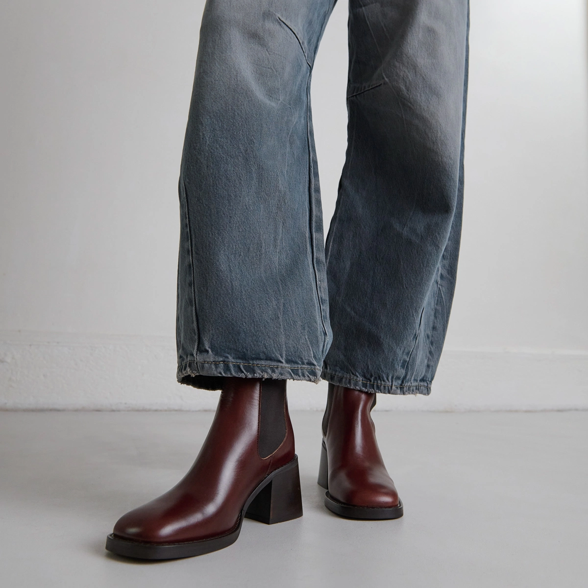 Bottines à élastiques et talons épais en cuir patiné marron | DUCK | Jonak