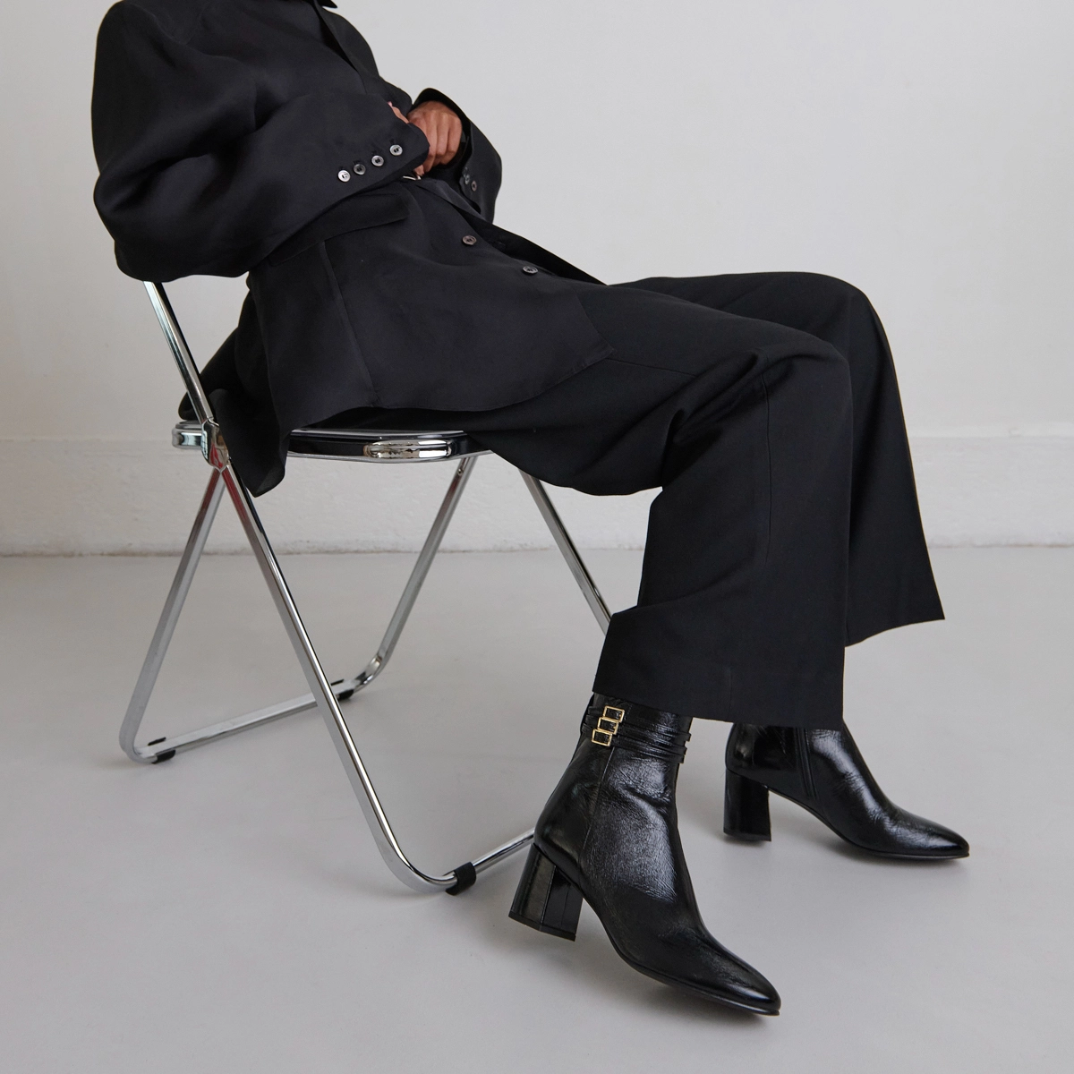 Bottines détaillées de boucles en vernis plissé noir | DURANO | Jonak