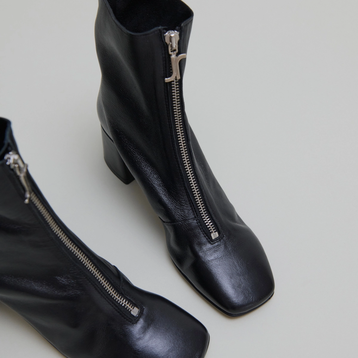 Bottines à fermetures éclairs avant en cuir noir | AMARYLLIS | Jonak