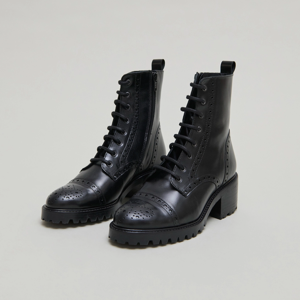 Boots &agrave; lacets et &agrave; talons en cuir noir | ANDERS | Jonak