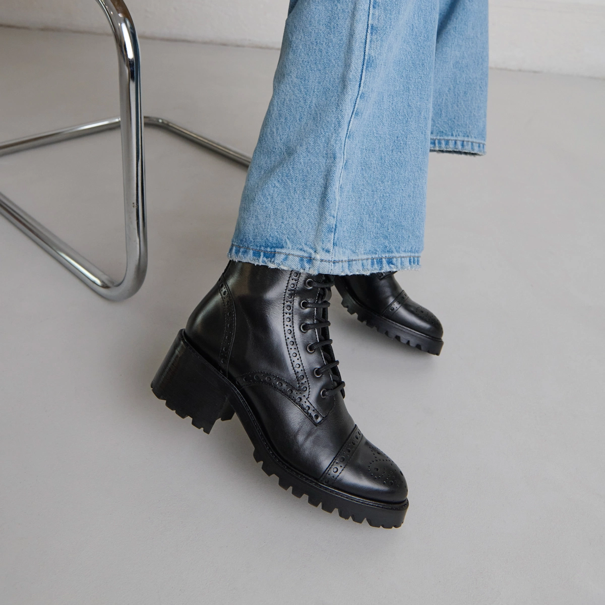 Boots &agrave; lacets et &agrave; talons en cuir noir | ANDERS | Jonak