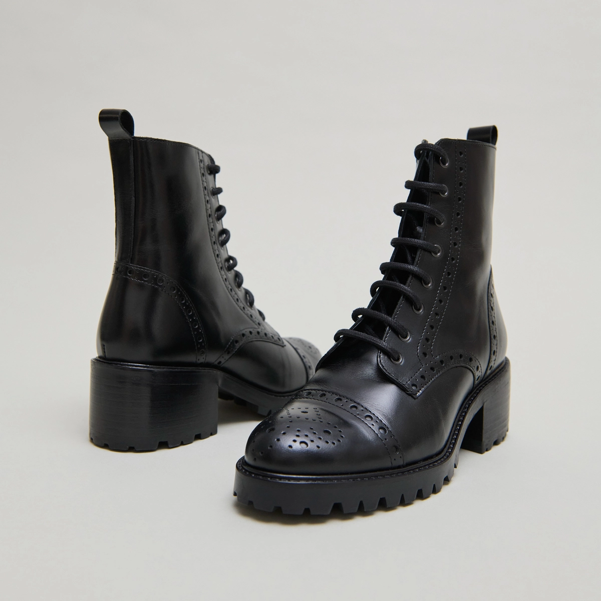 Boots &agrave; lacets et &agrave; talons en cuir noir | ANDERS | Jonak