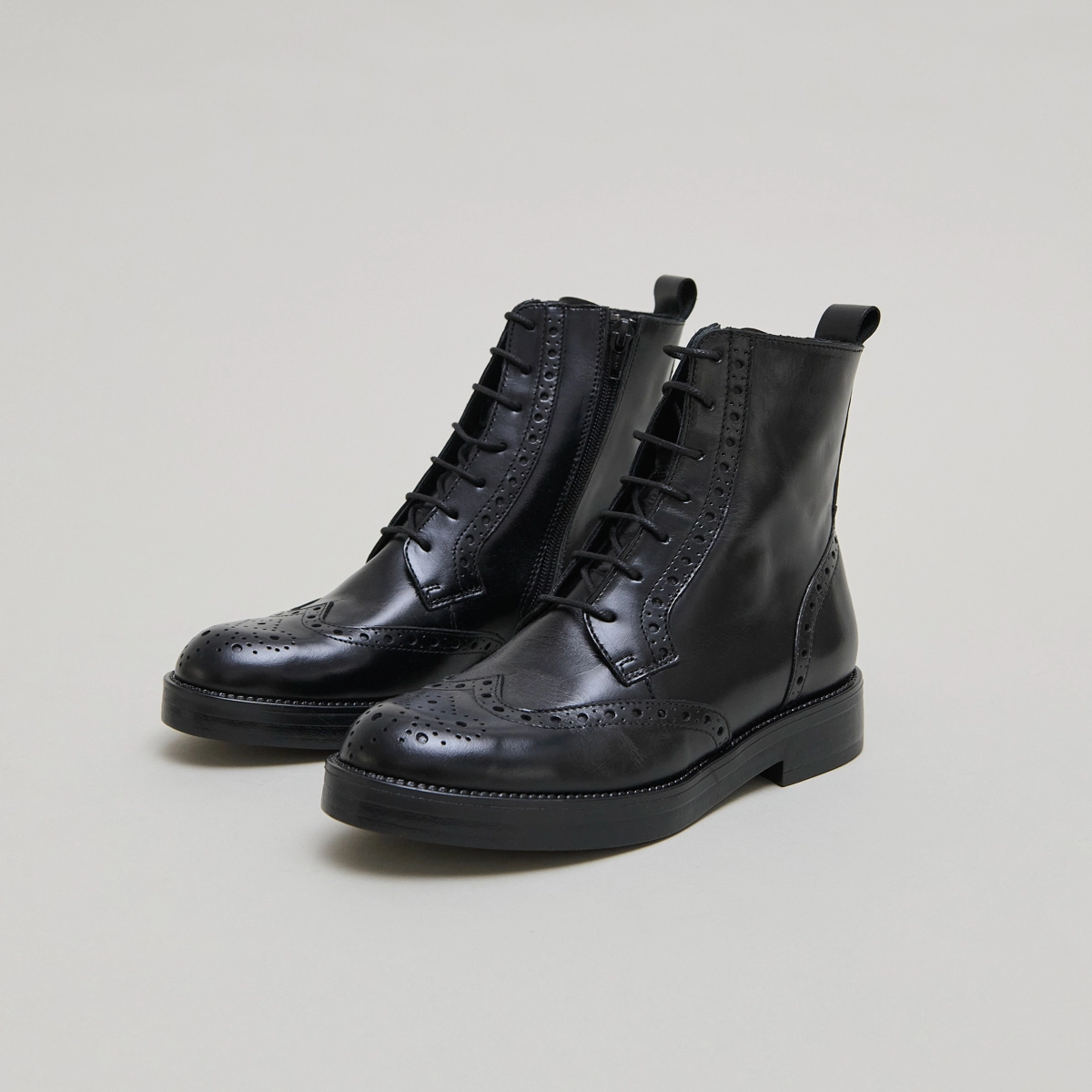 Boots à lacets en cuir noir | ARI | Jonak