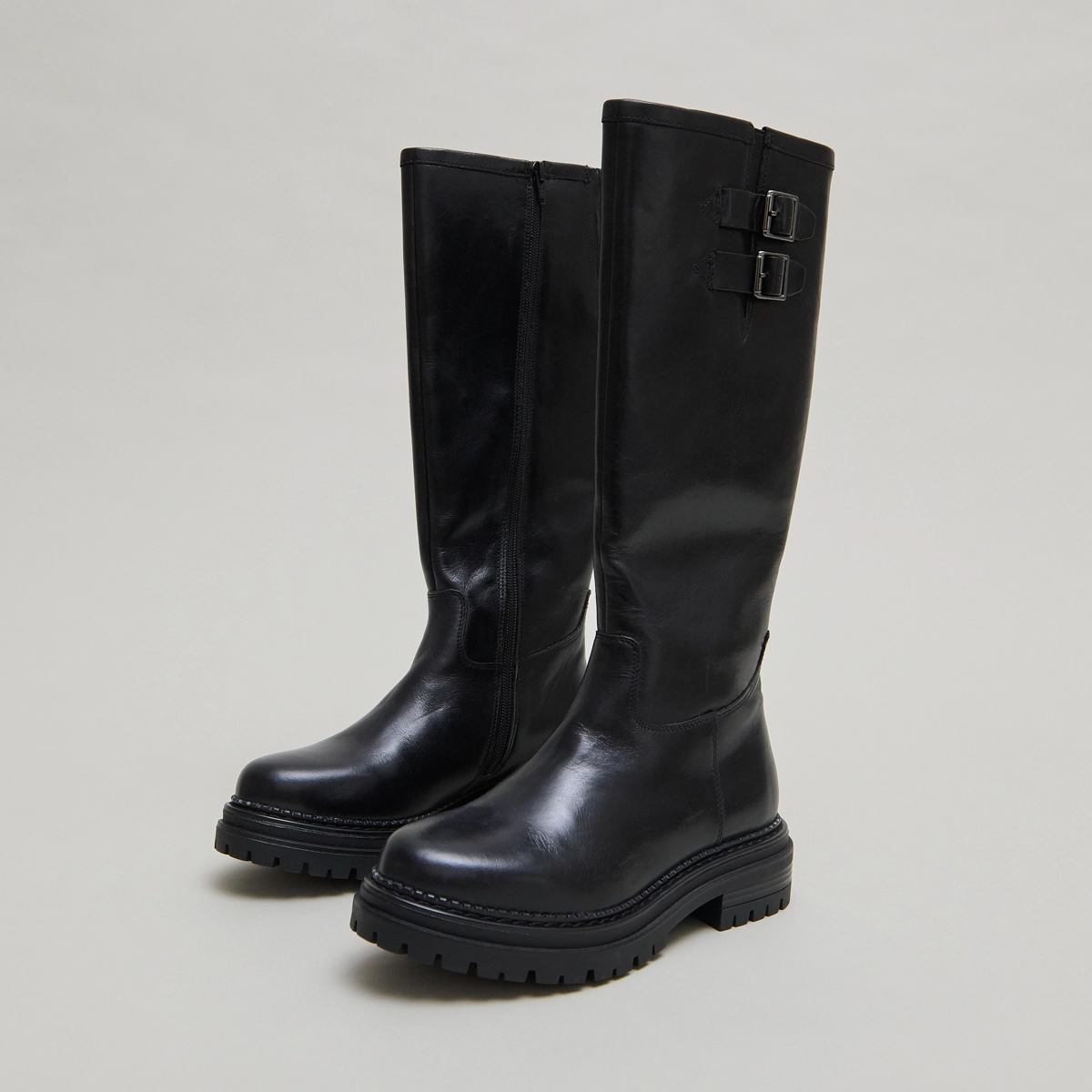 Bottes hautes &agrave; semelles crant&eacute;es et bou... en cuir noir | ADALIA | Jonak
