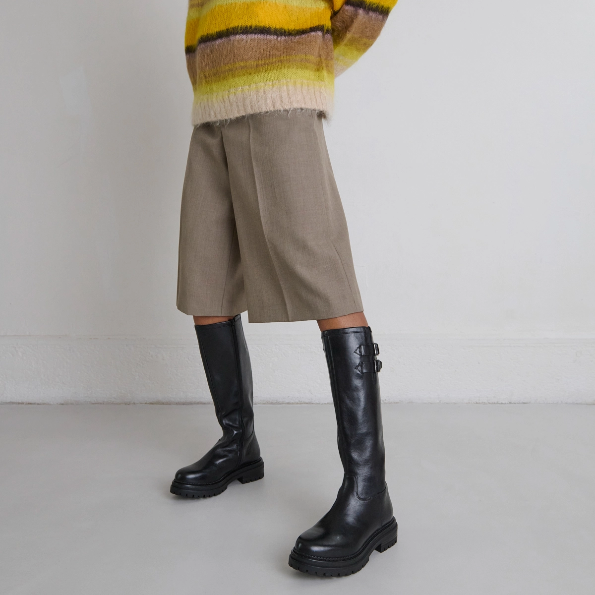 Bottes hautes &agrave; semelles crant&eacute;es et bou... en cuir noir | ADALIA | Jonak