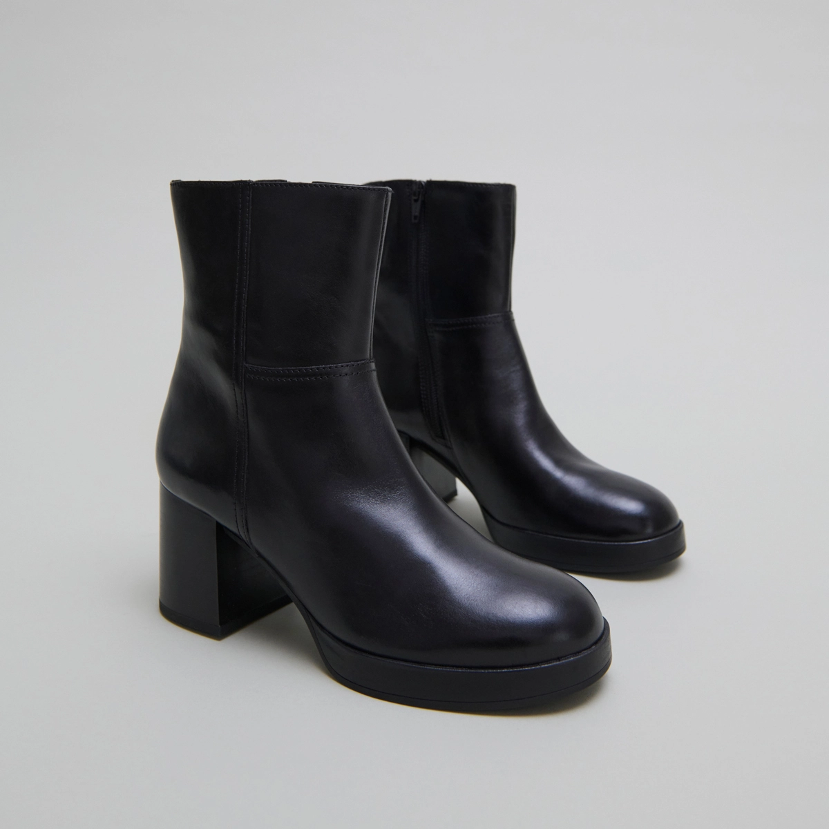 Bottines &agrave; talons flare en cuir noir | ANELLE | Jonak