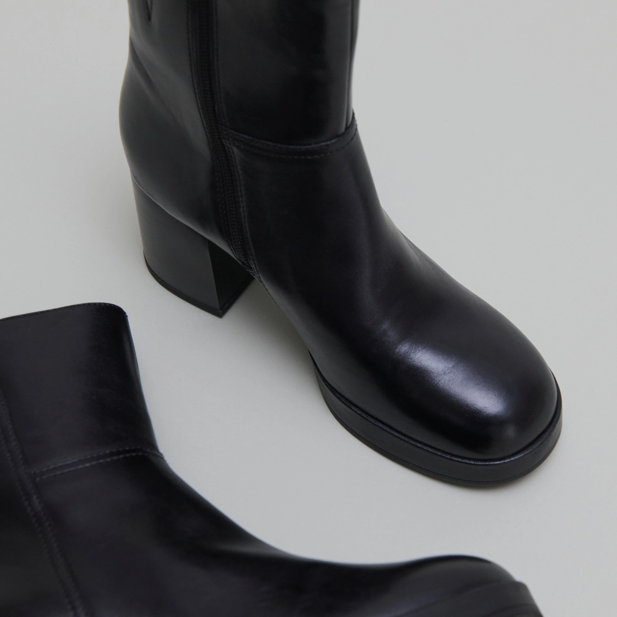 Bottines &agrave; talons flare en cuir noir | ANELLE | Jonak