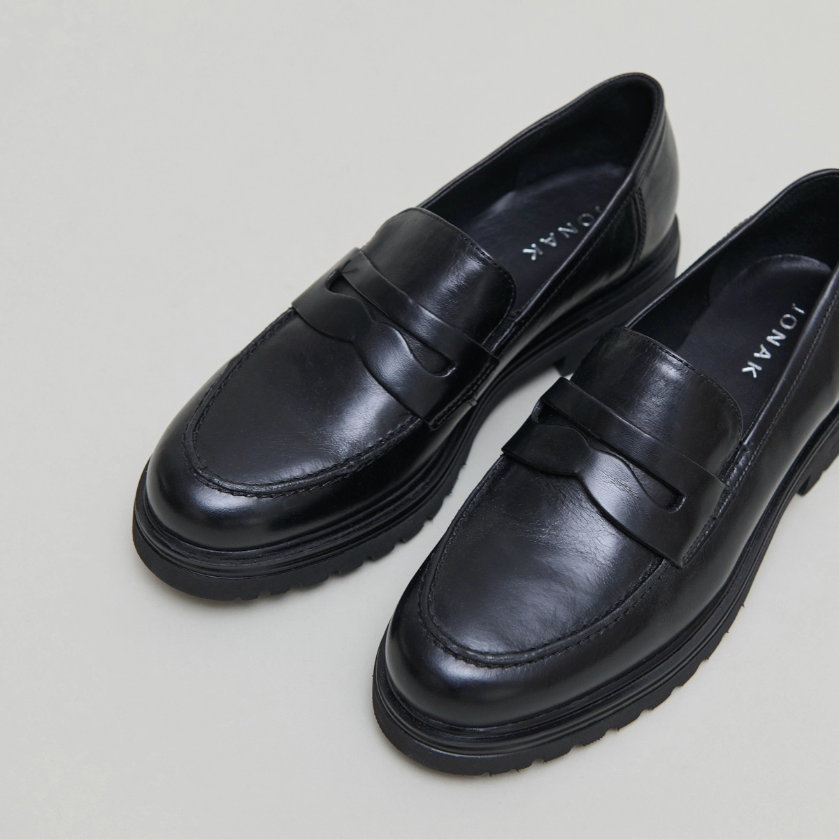Mocassins à semelles crantées en cuir noir | ARLO | Jonak
