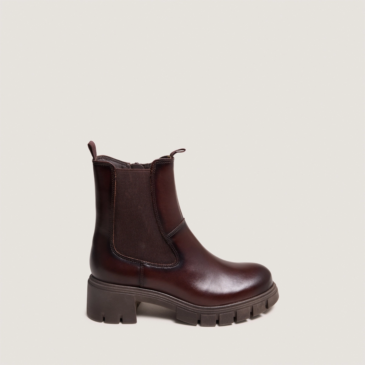 Boots à semelles crantées et bouts ronds... en cuir brun rouge | ARONA | Jonak