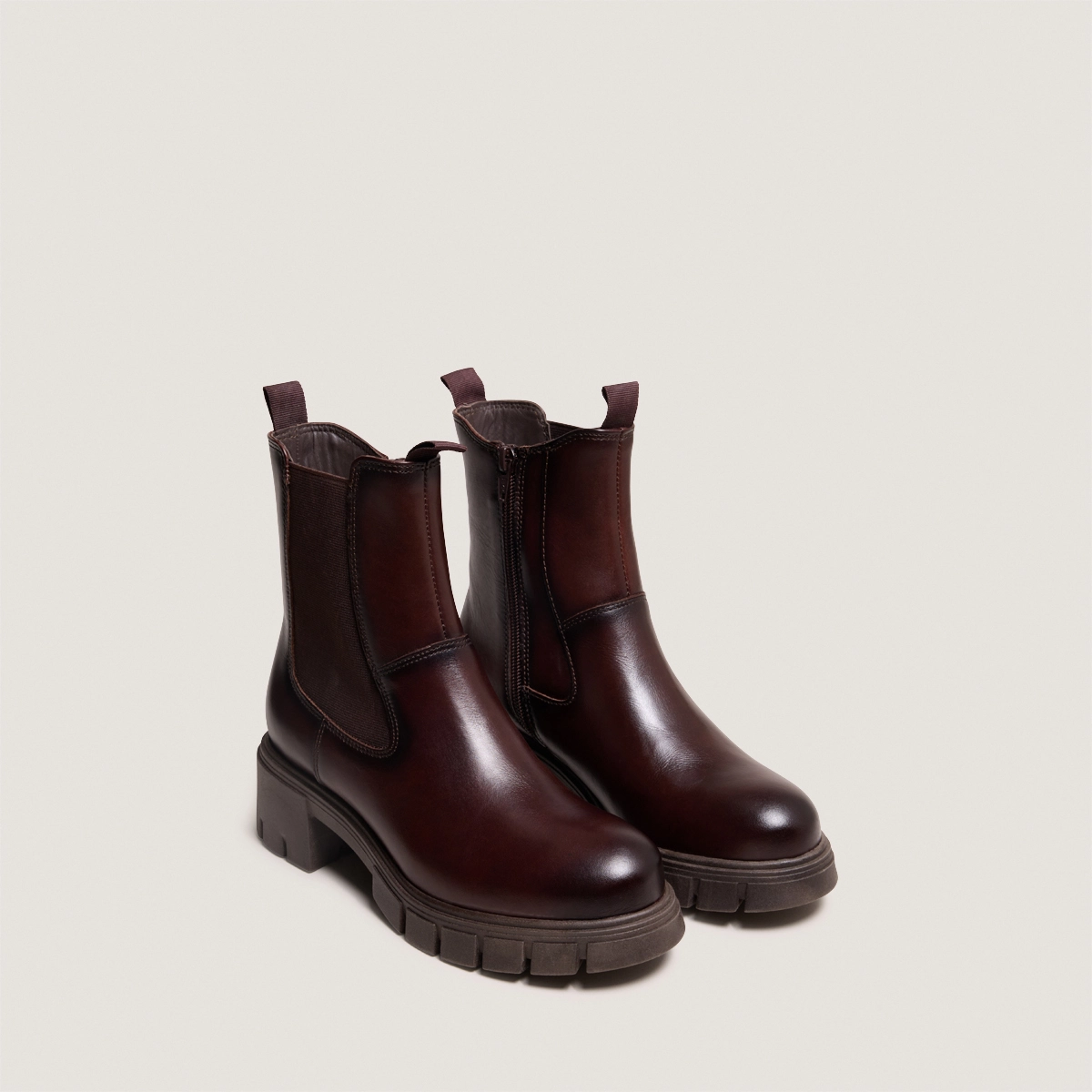Boots à semelles crantées et bouts ronds... en cuir brun rouge | ARONA | Jonak
