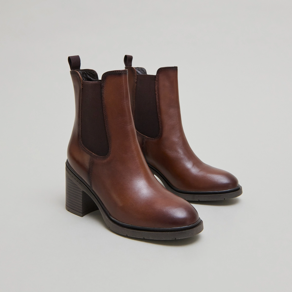 Bottines à élastiques et bouts arrondis.... en cuir cognac | ATILA | Jonak