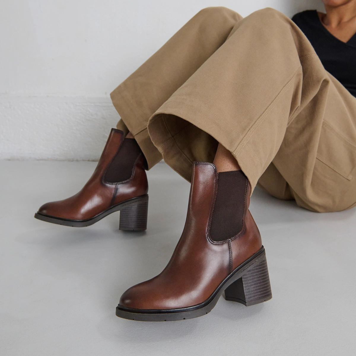 Bottines à élastiques et bouts arrondis.... en cuir cognac | ATILA | Jonak