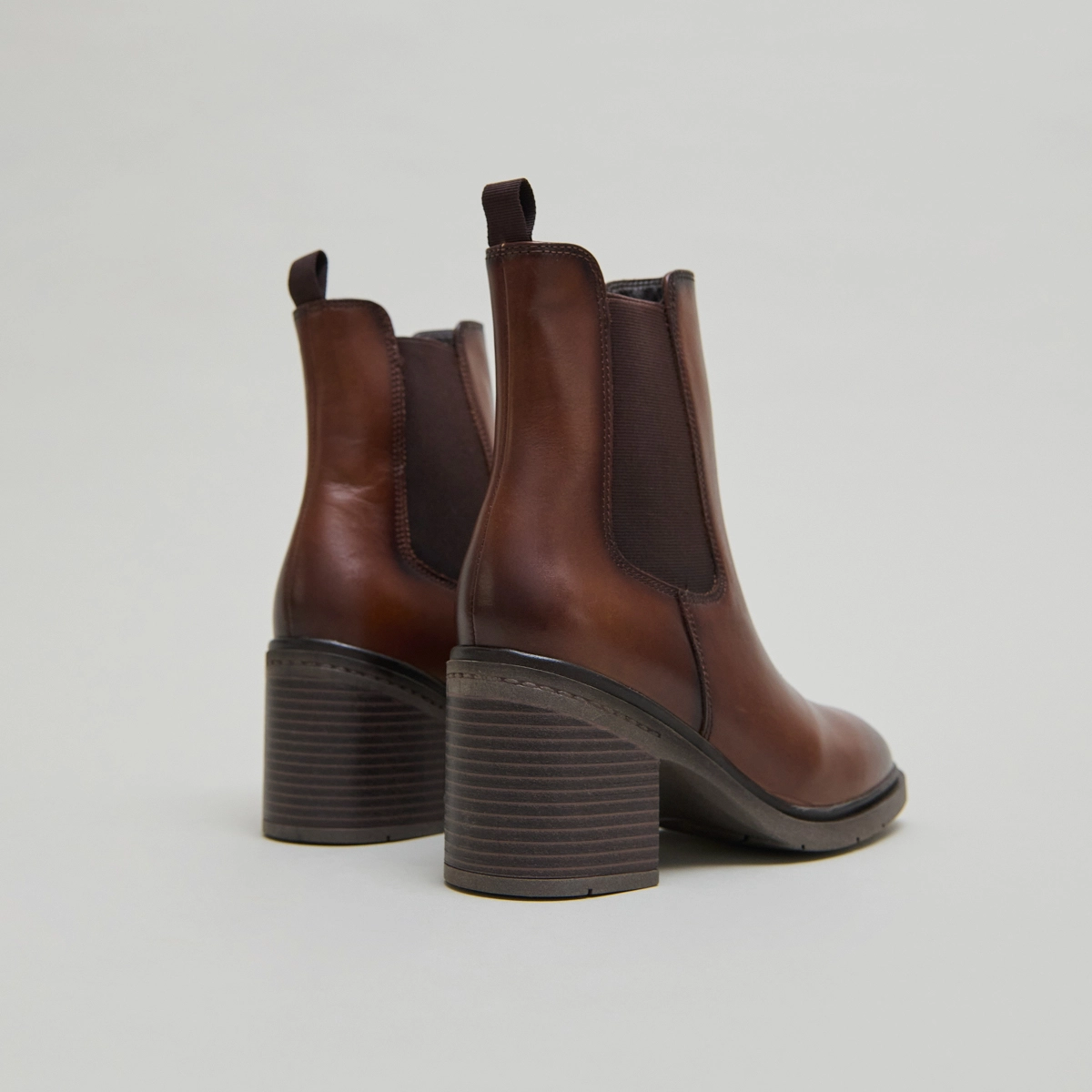 Bottines à élastiques et bouts arrondis.... en cuir cognac | ATILA | Jonak