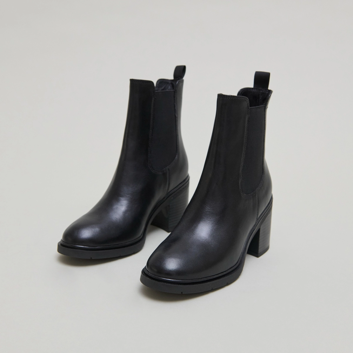 Bottines à élastiques et bouts arrondis.... en cuir noir | ATILA | Jonak