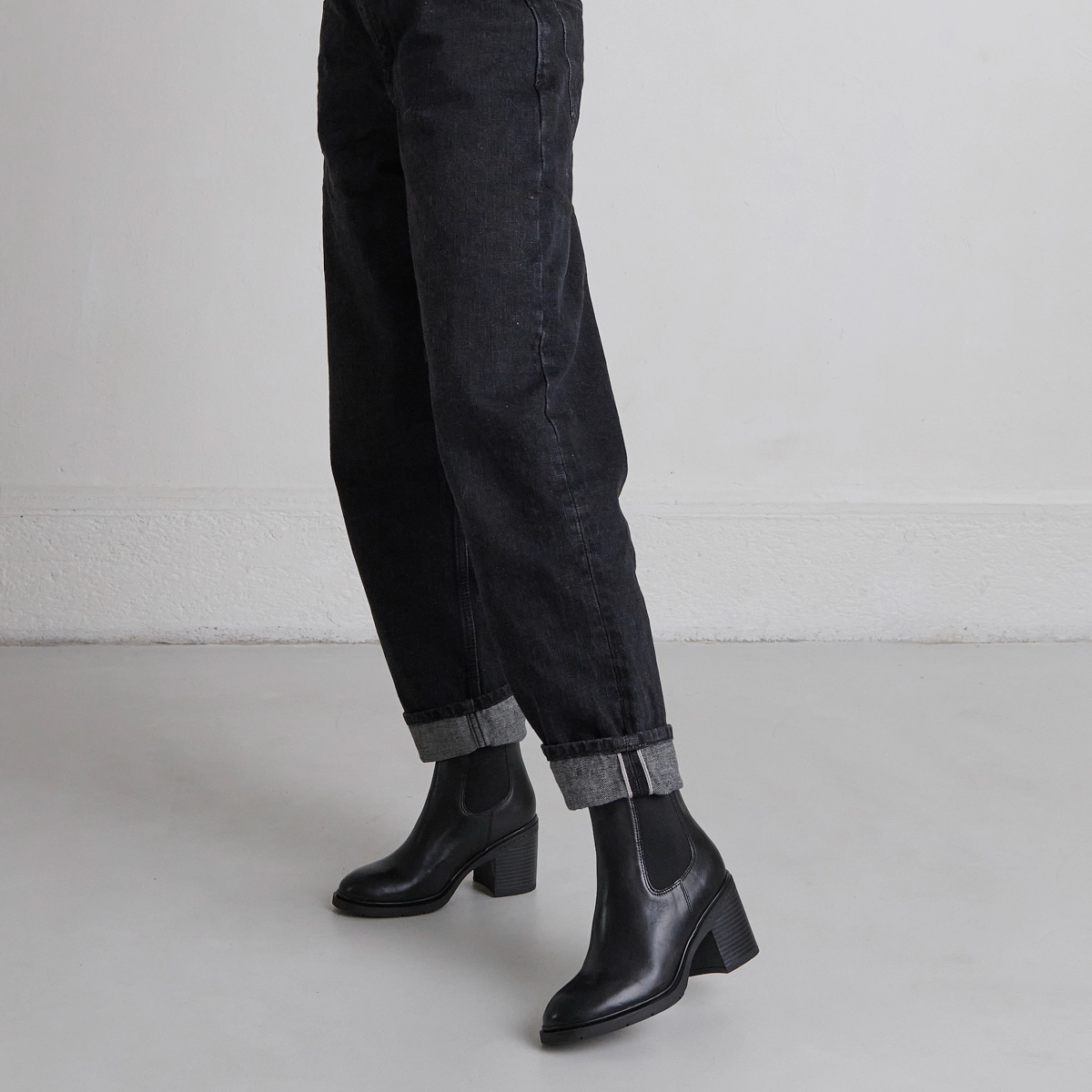 Bottines à élastiques et bouts arrondis.... en cuir noir | ATILA | Jonak