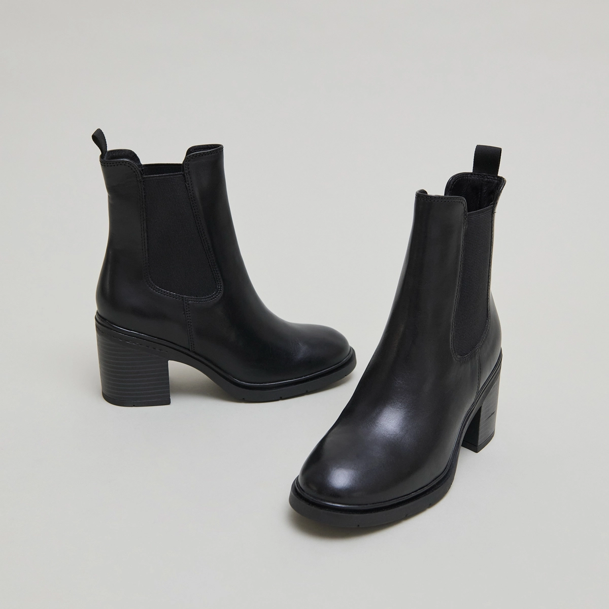 Bottines à élastiques et bouts arrondis.... en cuir noir | ATILA | Jonak
