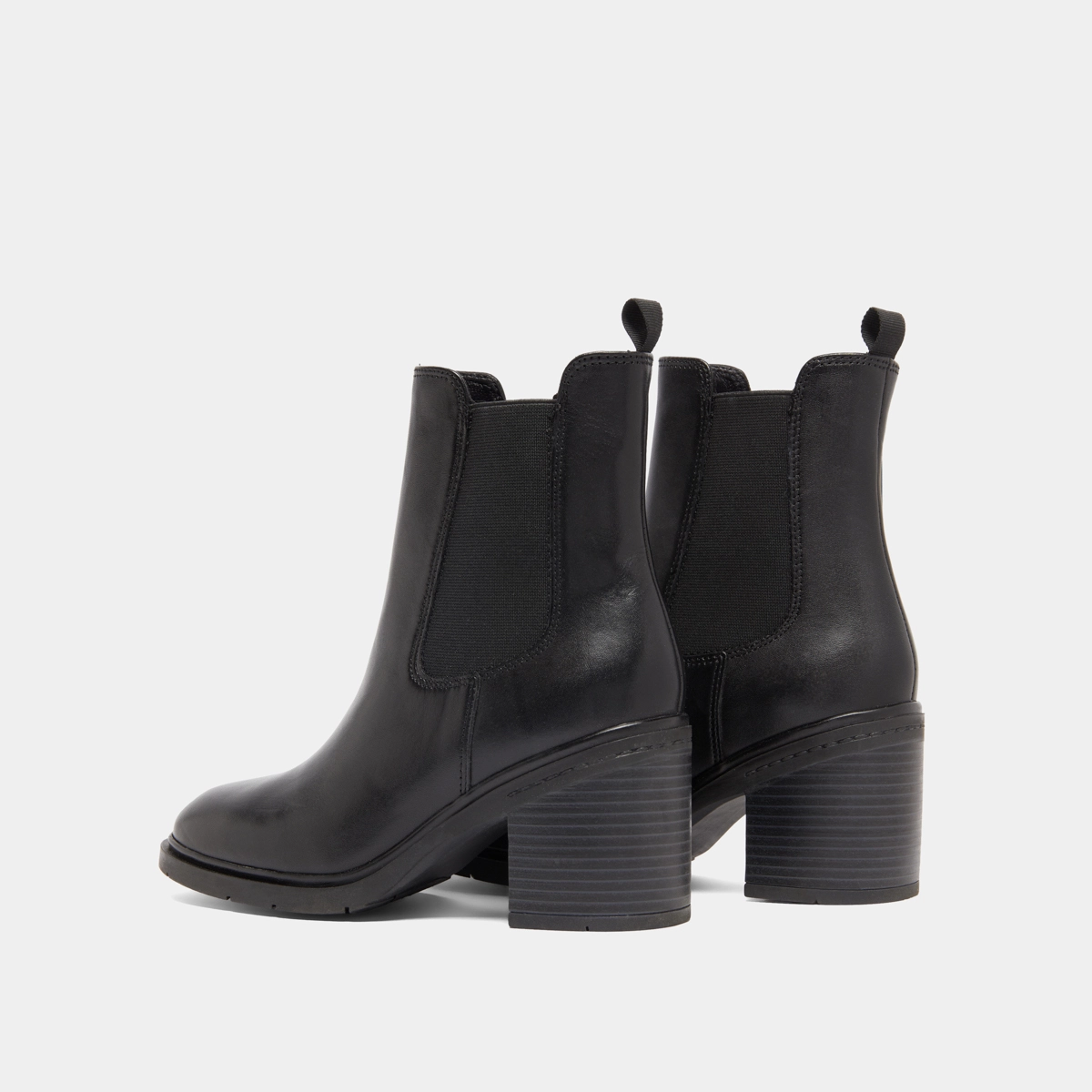 Bottines à élastiques et bouts arrondis.... en cuir noir | ATILA | Jonak