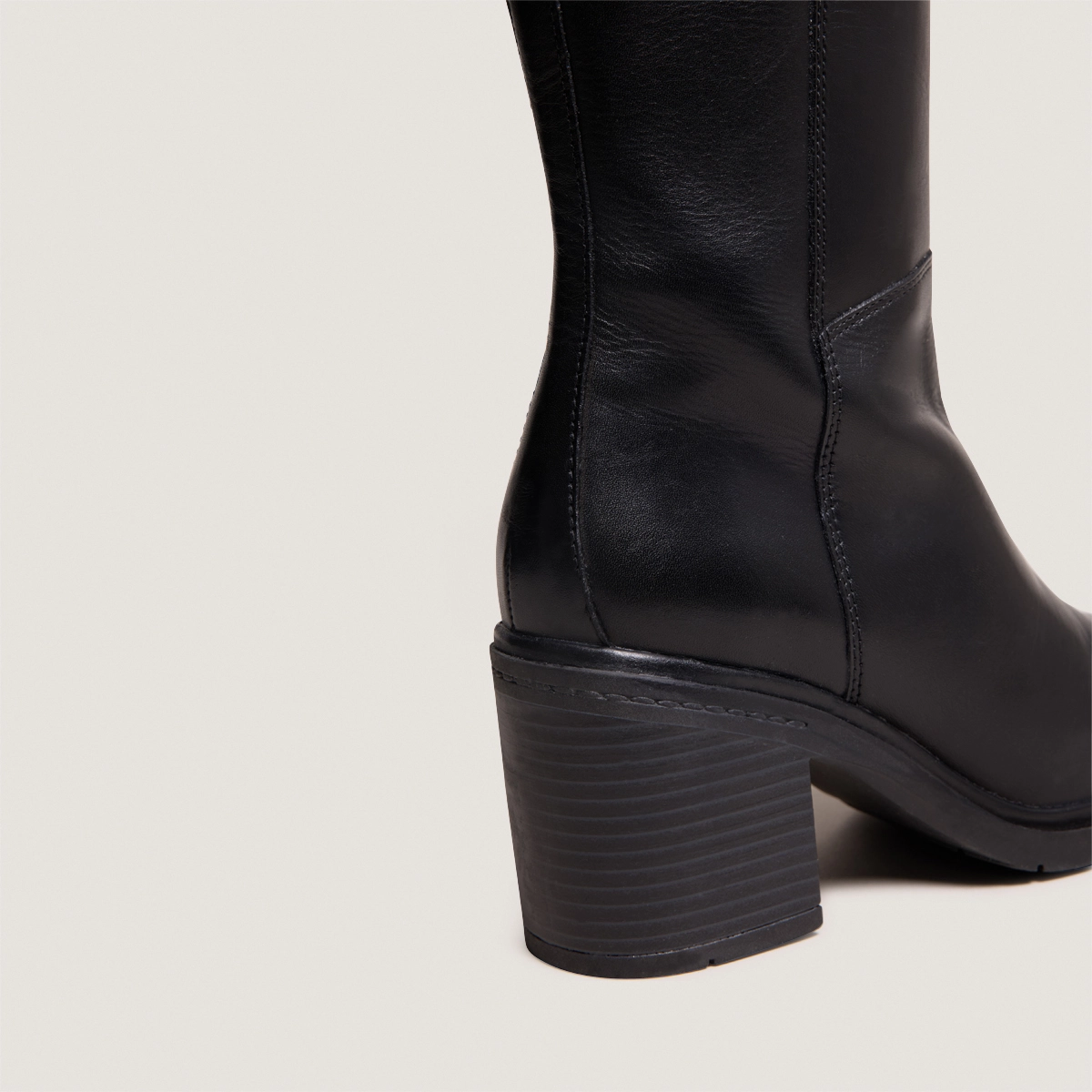 Bottes &agrave; talons et &agrave; bouts ronds en cuir noir | ATILUS | Jonak