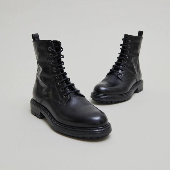 Boots à lacets et semelles crantées en cuir noir | CELIMENE | Jonak
