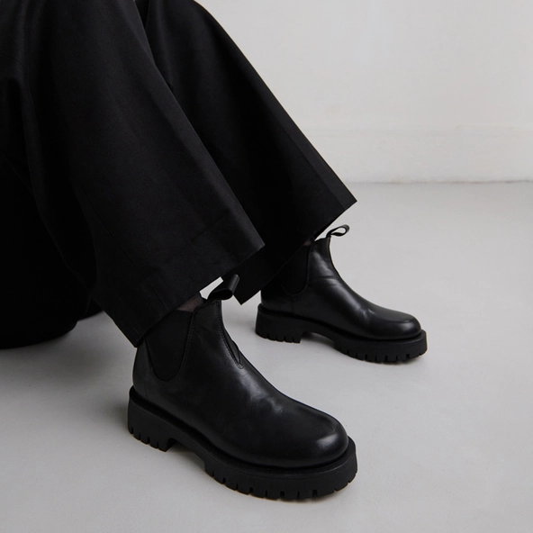 Boots à semelles crantées en cuir noir | ROCHE | Jonak
