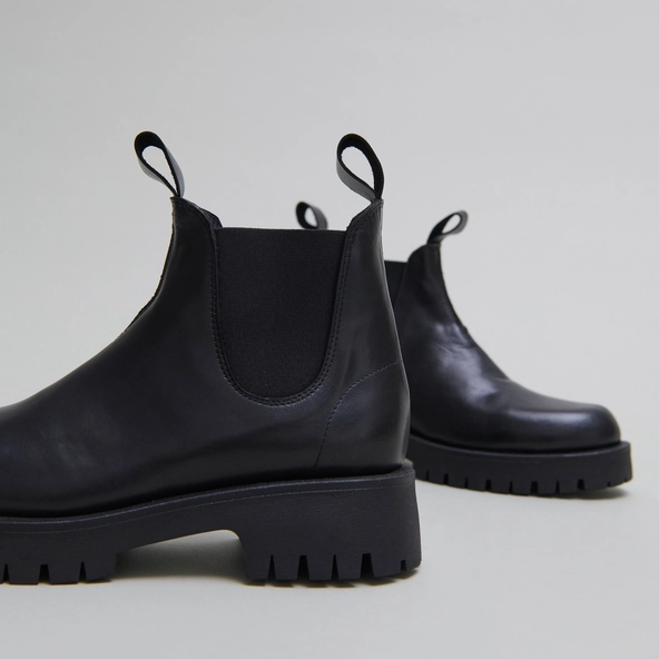 Boots à semelles crantées en cuir noir | ROCHE | Jonak