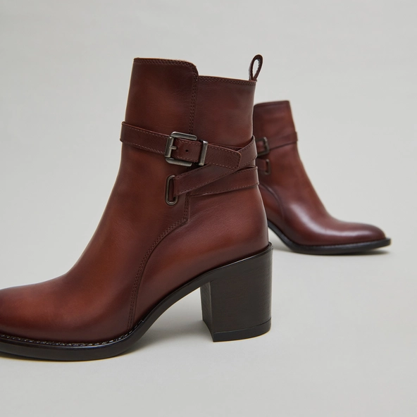 Bottines à talons et boucles en cuir patiné cognac | CAJOU | Jonak