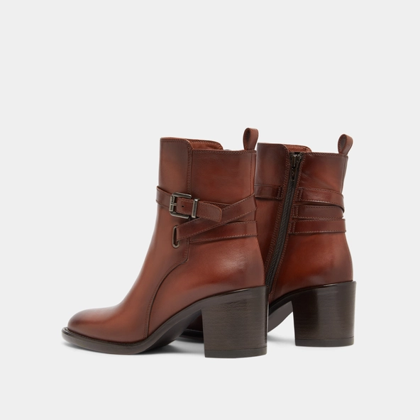 Bottines à talons et boucles en cuir patiné cognac | CAJOU | Jonak