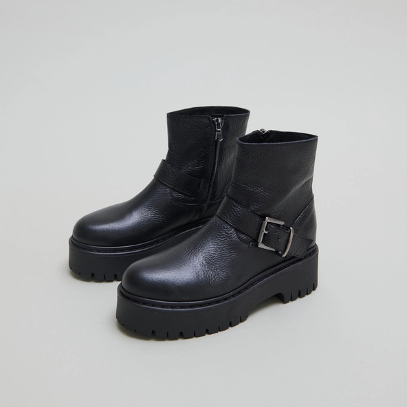Boots &agrave; semelles crant&eacute;es et boucles en cuir grain&eacute; noir | RANA | Jonak