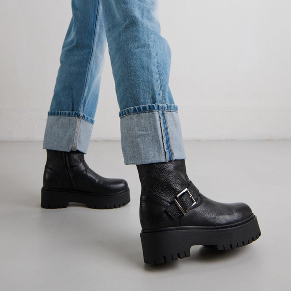 Boots &agrave; semelles crant&eacute;es et boucles en cuir grain&eacute; noir | RANA | Jonak