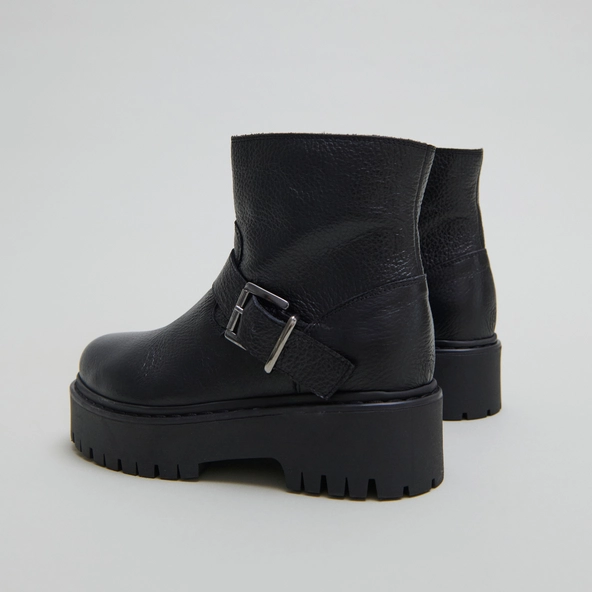 Boots &agrave; semelles crant&eacute;es et boucles en cuir grain&eacute; noir | RANA | Jonak