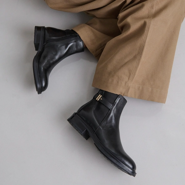 Boots basses &agrave; talons crant&eacute;s en cuir noir | GABIN | Jonak