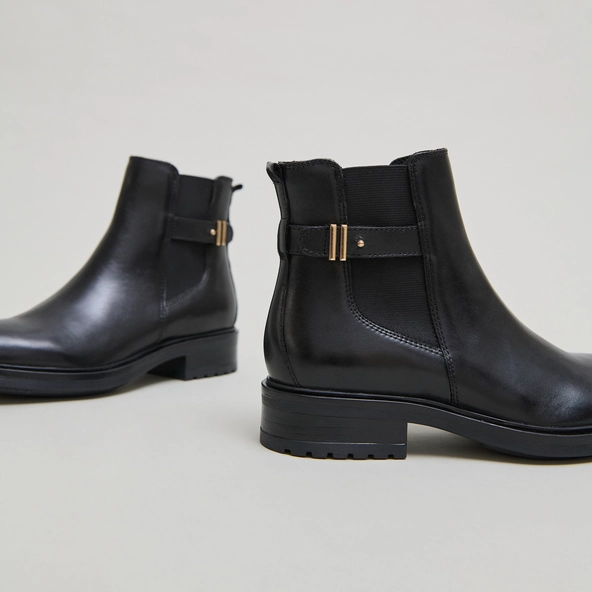 Boots basses &agrave; talons crant&eacute;s en cuir noir | GABIN | Jonak