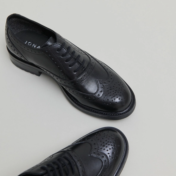 Richelieus &agrave; d&eacute;tails ajour&eacute;s en cuir noir | GAD | Jonak