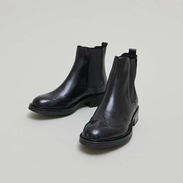 Boots basses à élastiques et détails ajourés en cuir noir | GADDY | Jonak