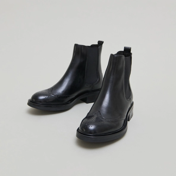 Boots basses &agrave; &eacute;lastiques et d&eacute;tails ajour&eacute;s en cuir noir | GADDY | Jonak