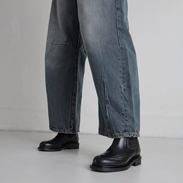 Boots basses à élastiques et détails ajourés en cuir noir | GADDY | Jonak
