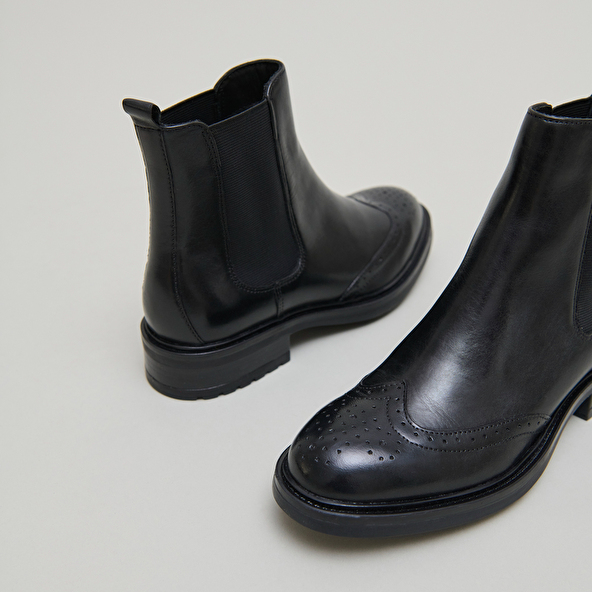 Boots basses à élastiques et détails ajourés en cuir noir | GADDY | Jonak