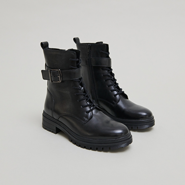Bottines a lacets et semelles crantees en cuir noir Jonak