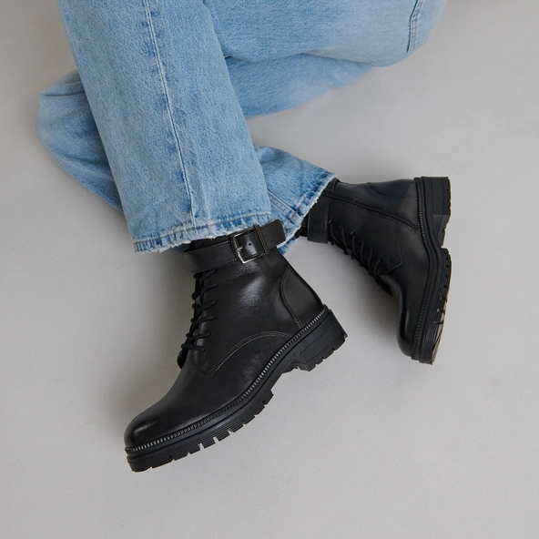 Bottines à lacets et semelles crantées en cuir noir | GIPSY | Jonak
