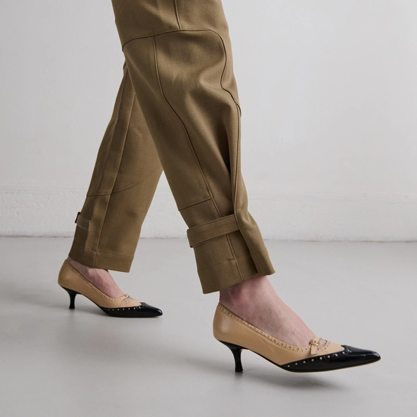 Escarpins à brides et détails perforés..... en vernis noir et cuir souple beige | DALTA | Jonak