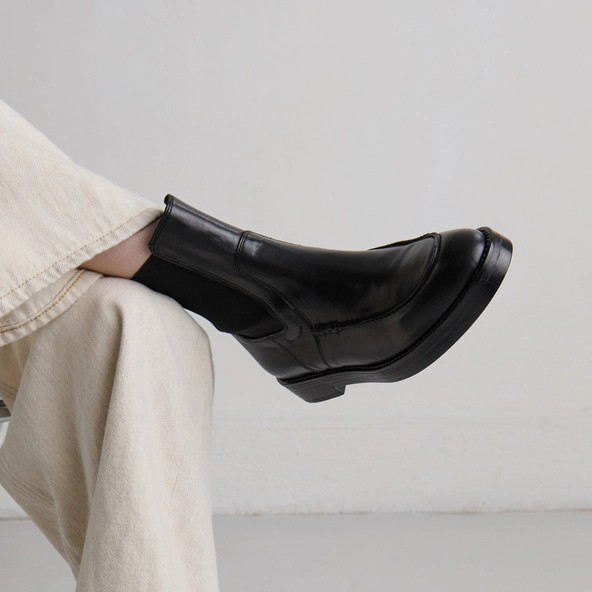 Boots &agrave; &eacute;lastiques larges en cuir noir | ALLAN | Jonak