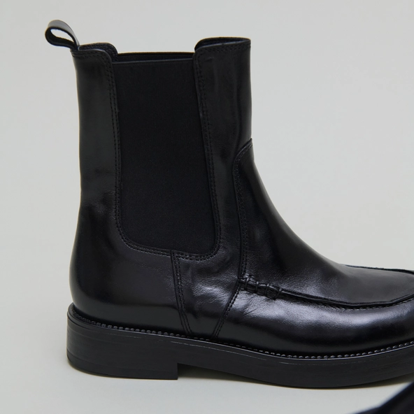 Boots &agrave; &eacute;lastiques larges en cuir noir | ALLAN | Jonak