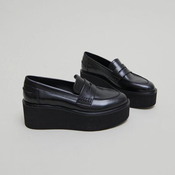 Mocassins compens&eacute;s en cuir noir | ANJA | Jonak