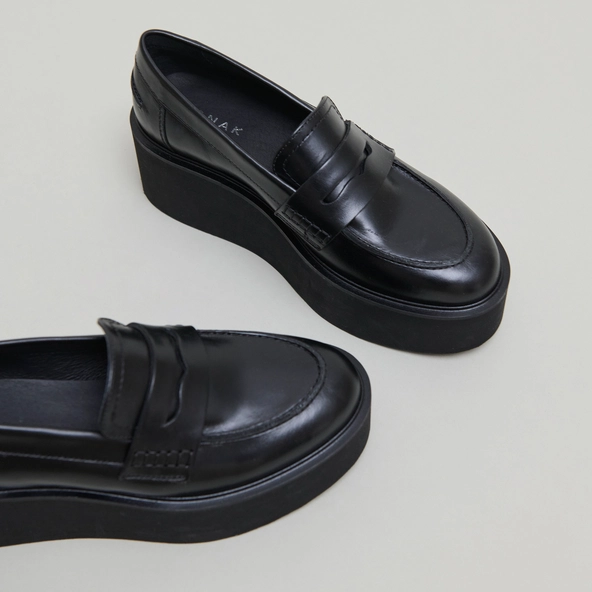 Mocassins compens&eacute;s en cuir noir | ANJA | Jonak
