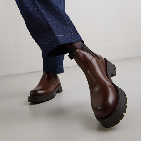 Boots à semelles crantées en cuir patiné marron | ROCHE | Jonak