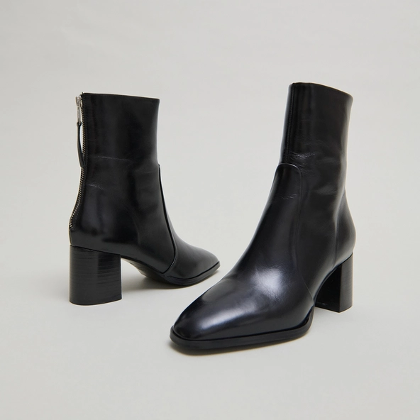 Bottines avec fermeture éclair arrière en cuir noir | DETRAS | Jonak