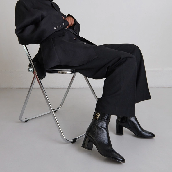 Bottines détaillées de boucles en vernis plissé noir | DURANO | Jonak