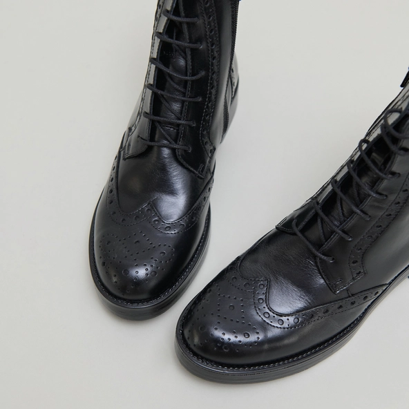 Boots à lacets en cuir noir | ARI | Jonak